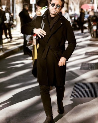 Schwarzen Schal kombinieren – 327 Herren Outfits: Kombinieren Sie einen schwarzen Mantel mit einem schwarzen Schal für einen entspannten Wochenend-Look. Schwarze Chelsea Boots aus Wildleder sind eine einfache Möglichkeit, Ihren Look aufzuwerten.