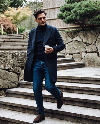 Braune Wildleder Brogues kombinieren – 124 Herren Outfits: Vereinigen Sie einen dunkelblauen Mantel mit dunkelblauen Jeans, um einen eleganten, aber nicht zu festlichen Look zu kreieren. Braune Wildleder Brogues sind eine einfache Möglichkeit, Ihren Look aufzuwerten.