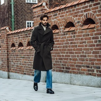 Schwarze Brogues kombinieren – 36 Smart-Casual Herren Outfits kühl Wetter: Paaren Sie einen dunkelgrünen Mantel mit blauen Jeans, wenn Sie einen gepflegten und stylischen Look wollen. Fügen Sie schwarzen Brogues für ein unmittelbares Style-Upgrade zu Ihrem Look hinzu.