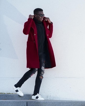 Roten Mantel kombinieren – 112 Herren Outfits: Vereinigen Sie einen roten Mantel mit dunkelgrauen Jeans mit Destroyed-Effekten für ein bequemes Outfit, das außerdem gut zusammen passt. Komplettieren Sie Ihr Outfit mit weißen und dunkelblauen Leder niedrigen Sneakers.