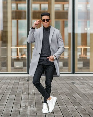 20 Jährige: Grauen Mantel kombinieren – 109 Herren Outfits warm Wetter: Kombinieren Sie einen grauen Mantel mit schwarzen Jeans für Ihren Bürojob. Machen Sie diese Aufmachung leger mit weißen Leder niedrigen Sneakers.