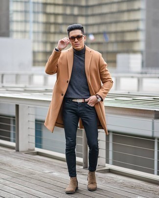 Hellbeige Segeltuchgürtel kombinieren – 74 Smart-Casual Herren Outfits: Ein camel Mantel und ein hellbeige Segeltuchgürtel sind eine perfekte Wochenend-Kombination. Fühlen Sie sich mutig? Ergänzen Sie Ihr Outfit mit braunen Chelsea Boots aus Wildleder.