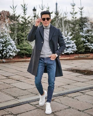 Wie grauen Mantel mit dunkelblauer Jeans zu kombinieren – 132 Smart-Casual Herren Outfits: Kombinieren Sie einen grauen Mantel mit dunkelblauen Jeans für Ihren Bürojob. Weiße Leder niedrige Sneakers liefern einen wunderschönen Kontrast zu dem Rest des Looks.