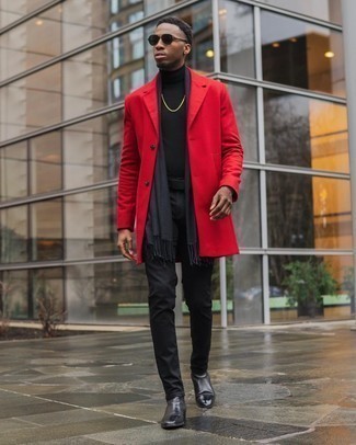 roter Mantel, schwarzer Rollkragenpullover, schwarze Jeans, schwarze Chelsea Boots aus Leder für Herren