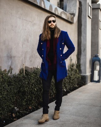 Beige Chelsea Boots aus Wildleder kombinieren – 500+ Herren Outfits: Kombinieren Sie einen blauen Mantel mit schwarzen Jeans für einen für die Arbeit geeigneten Look. Fühlen Sie sich mutig? Wählen Sie beige Chelsea Boots aus Wildleder.