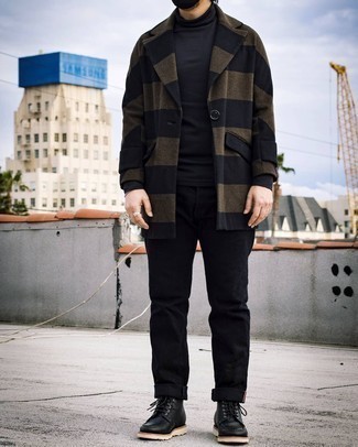 brauner horizontal gestreifter Mantel, dunkelgrauer Rollkragenpullover, schwarze Jeans, schwarze Lederfreizeitstiefel für Herren