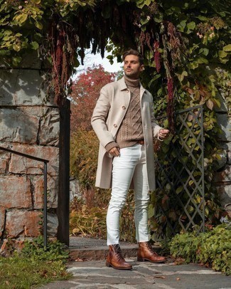 Beige Rollkragenpullover kombinieren – 241 Herren Outfits kalt Wetter: Kombinieren Sie einen beige Rollkragenpullover mit weißen Jeans für ein großartiges Wochenend-Outfit. Fühlen Sie sich mutig? Komplettieren Sie Ihr Outfit mit einer braunen Lederfreizeitstiefeln.
