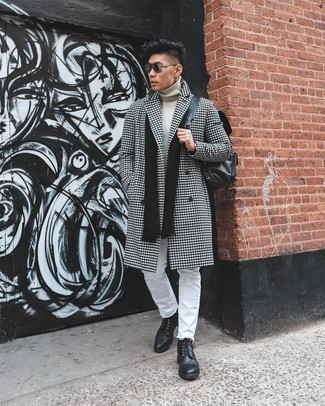 Schwarze Lederfreizeitstiefel kombinieren – 500+ Herren Outfits: Tragen Sie einen schwarzen und weißen Mantel mit Vichy-Muster und weißen Jeans für einen für die Arbeit geeigneten Look. Vervollständigen Sie Ihr Look mit einer schwarzen Lederfreizeitstiefeln.