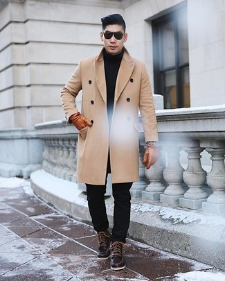 Schwarze Jeans kombinieren – 500+ Herren Outfits kalt Wetter: Erwägen Sie das Tragen von einem camel Mantel und schwarzen Jeans, um einen eleganten, aber nicht zu festlichen Look zu kreieren. Ergänzen Sie Ihr Look mit einer dunkelbraunen Lederfreizeitstiefeln.