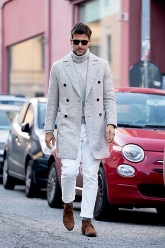 grauer Mantel, grauer Wollrollkragenpullover, weiße Jeans, braune Chukka-Stiefel aus Wildleder für Herren