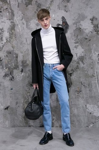 Teenager: kühl Wetter Outfits Herren 2024: Vereinigen Sie einen schwarzen Mantel mit hellblauen Jeans für Drinks nach der Arbeit. Schwarze Leder Derby Schuhe bringen Eleganz zu einem ansonsten schlichten Look.