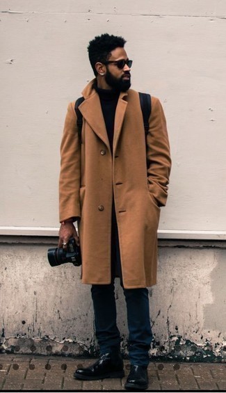 Rotbraunen Mantel kombinieren – 500+ Herren Outfits: Kombinieren Sie einen rotbraunen Mantel mit dunkelblauen Jeans, wenn Sie einen gepflegten und stylischen Look wollen. Fühlen Sie sich ideenreich? Vervollständigen Sie Ihr Outfit mit schwarzen Chelsea Boots aus Leder.