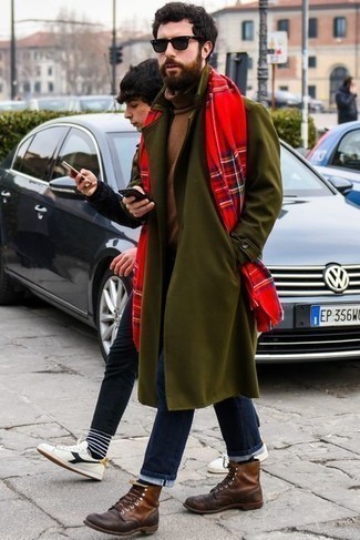 Roten Schal mit Schottenmuster kombinieren – 62 Herren Outfits: Kombinieren Sie einen olivgrünen Mantel mit einem roten Schal mit Schottenmuster für einen entspannten Wochenend-Look. Fühlen Sie sich mutig? Komplettieren Sie Ihr Outfit mit einer braunen Lederfreizeitstiefeln.
