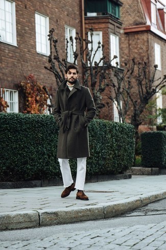 Dunkelgrünen Mantel kombinieren – 298 Herren Outfits: Perfektionieren Sie den modischen Freizeitlook mit einem dunkelgrünen Mantel und weißen Jeans. Wählen Sie braunen Wildleder Brogues, um Ihr Modebewusstsein zu zeigen.