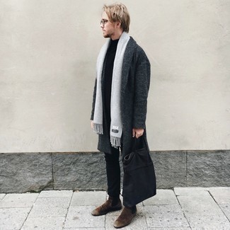 Grauen Schal kombinieren – 681+ Herren Outfits: Kombinieren Sie einen dunkelgrauen Mantel mit einem grauen Schal für einen entspannten Wochenend-Look. Setzen Sie bei den Schuhen auf die klassische Variante mit dunkelbraunen Chelsea Boots aus Wildleder.