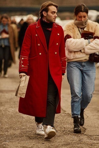 Roten bedruckten Bandana kombinieren – 21 Herren Outfits: Ein roter Mantel und ein roter bedruckter Bandana sind eine perfekte Wochenend-Kombination. Weiße Leder niedrige Sneakers sind eine perfekte Wahl, um dieses Outfit zu vervollständigen.