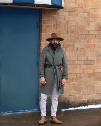 Braunen Wollhut kombinieren – 416 Herren Outfits: Für ein bequemes Couch-Outfit, entscheiden Sie sich für einen dunkelgrünen Mantel und einen braunen Wollhut. Komplettieren Sie Ihr Outfit mit braunen Chelsea Boots aus Wildleder, um Ihr Modebewusstsein zu zeigen.