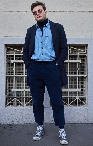 Dunkelblaue Cord Chinohose kombinieren – 61 Herren Outfits: Paaren Sie einen dunkelblauen Mantel mit einer dunkelblauen Cord Chinohose für einen für die Arbeit geeigneten Look. Wenn Sie nicht durch und durch formal auftreten möchten, ergänzen Sie Ihr Outfit mit blauen hohen Sneakers aus Segeltuch.