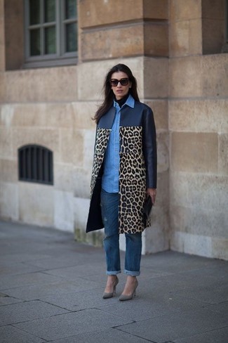 Schwarze Clutch kombinieren – 206 Damen Outfits kalt Wetter: Kombinieren Sie einen dunkelblauen Mantel mit Leopardenmuster mit einer schwarzen Clutch, um einen zeitgenössischen Freizeit-Look zu schaffen. Vervollständigen Sie Ihr Look mit grauen Wildleder Pumps.