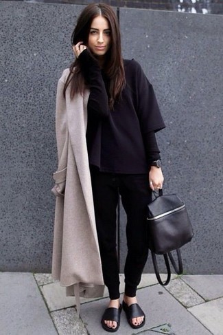 hellbeige Mantel, schwarzer Rollkragenpullover, schwarze Jogginghose, schwarze flache Sandalen aus Leder für Damen