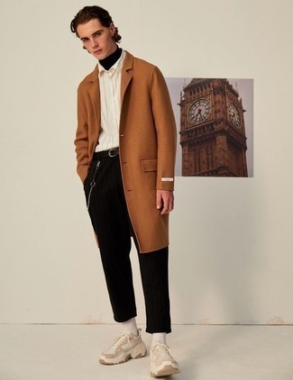 Smart-Casual Outfits Herren 2022: Kombinieren Sie einen rotbraunen Mantel mit einer schwarzen Chinohose für Ihren Bürojob. Fühlen Sie sich ideenreich? Entscheiden Sie sich für hellbeige Sportschuhe.