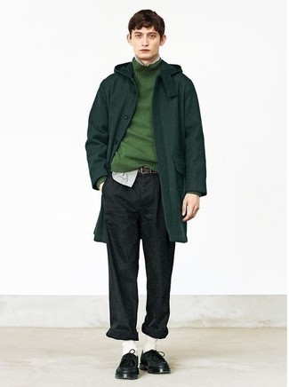 dunkelgrüner Mantel, grüner Wollrollkragenpullover, graues Langarmhemd, dunkelgraue Wollchinohose für Herren