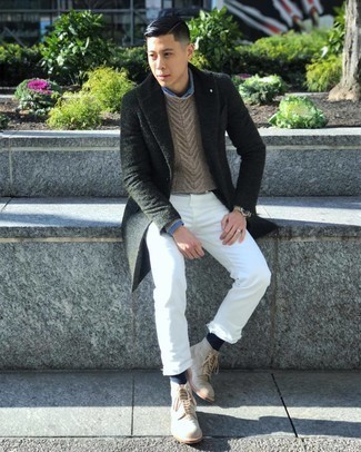Winter Outfits Herren 2024: Stechen Sie unter anderen modebewussten Menschen hervor mit einem dunkelgrünen Mantel und weißen Jeans. Eine hellbeige Wildlederfreizeitstiefel sind eine gute Wahl, um dieses Outfit zu vervollständigen. Dieser Look eignet sich hervorragend für den Winter.