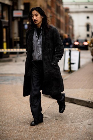 30 Jährige: Mantel mit Vichy-Muster kombinieren – 38 Herren Outfits kühl Wetter: Kombinieren Sie einen Mantel mit Vichy-Muster mit einer schwarzen Chinohose mit Schottenmuster für Drinks nach der Arbeit. Fühlen Sie sich ideenreich? Entscheiden Sie sich für schwarzen Leder Derby Schuhe.