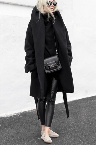 Mokassins kombinieren – 14 Damen Outfits: Ein schwarzer Mantel und schwarze Lederleggings sind absolut Casual-Basics und können mit einer Vielzahl von Kleidungsstücken kombiniert werden. Mokassins sind eine perfekte Wahl, um dieses Outfit zu vervollständigen.