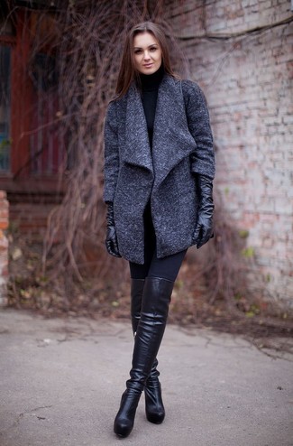 dunkelgrauer Mantel, schwarzer Rollkragenpullover, schwarze Leggings, schwarze Overknee Stiefel aus Leder für Damen