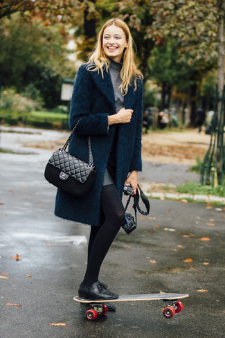 Schwarze gesteppte Leder Umhängetasche kombinieren – 170 Herbst Damen Outfits: Wer mit Streetstyle-Mode perfekt gekleidet sein will, setzt oft auf coole Looks, wie zum Beispiel diese Paarung aus einem dunkelblauen Mantel und einer schwarzen gesteppten Leder Umhängetasche. Entscheiden Sie sich für schwarzen Leder Oxford Schuhe, um Ihr Modebewusstsein zu zeigen. Ein tolles Übergangs-Outfit.