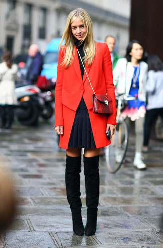 roter Mantel, schwarzer Rollkragenpullover, dunkelblauer Falten Minirock, schwarze Overknee Stiefel aus Wildleder für Damen