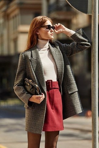 Grauen Tweed Mantel kombinieren – 12 Damen Outfits: Probieren Sie die Paarung aus einem grauen Tweed Mantel und einem roten Wollminirock - mehr brauchen Sie nicht, um einen legeren Look zu kreieren.
