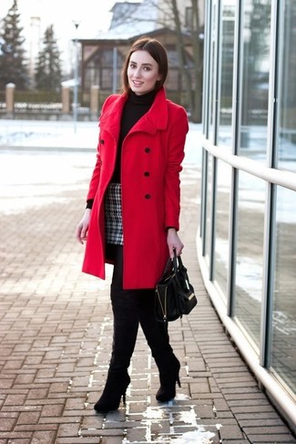 roter Mantel, schwarzer Rollkragenpullover, schwarzer und weißer Minirock mit Schottenmuster, schwarze Overknee Stiefel aus Wildleder für Damen