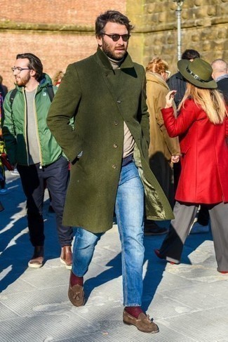 Welche Jeans mit brauner Slipper mit Quasten zu tragen – 25 Smart-Casual Herren Outfits kühl Wetter: Erwägen Sie das Tragen von einem olivgrünen Mantel und Jeans für Ihren Bürojob. Fühlen Sie sich mutig? Vervollständigen Sie Ihr Outfit mit braunen Slippern mit Quasten.
