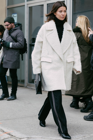 Weißen Mantel aus Bouclé kombinieren – 3 Damen Outfits: Die Kombination aus einem weißen Mantel aus Bouclé und einer schwarzen weiter Hose ist eine kluge Option für einen eleganten Freizeit-Look. Schwarze Leder Stiefeletten sind eine ideale Wahl, um dieses Outfit zu vervollständigen.