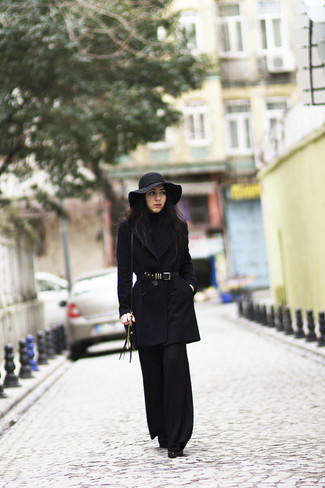 Weite Hose kombinieren – 500+ Damen Outfits: Für dieses edles Alltags-Outfit eignen sich ein schwarzer Mantel und eine weite Hose ganz hervorragend. Schwarze Leder Stiefeletten fügen sich nahtlos in einer Vielzahl von Outfits ein.