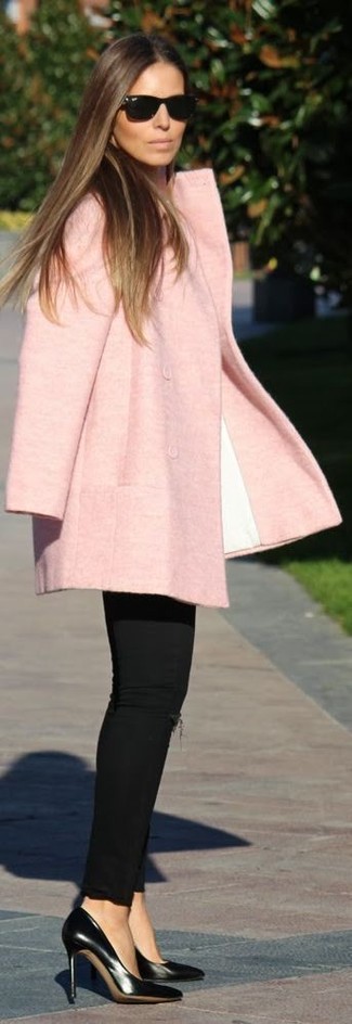 Schwarze Leder Pumps kombinieren – 500+ Damen Outfits: Ein rosa Mantel und schwarze enge Jeans mit Destroyed-Effekten erzielen einen lässigen Look, der aber immer stilvoll bleibt und die Persönlichkeit des Trägers unterstreicht. Dieses Outfit passt hervorragend zusammen mit schwarzen Leder Pumps.