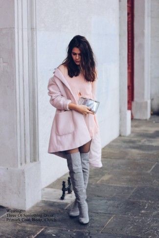 Dunkelgraue Overknee Stiefel aus Wildleder kombinieren – 100 Damen Outfits: Vereinigen Sie einen rosa Mantel mit einem rosa gerade geschnittenem Kleid aus Seide, um eine gemütliche und gleichzeitig anspruchsvolle Stimmung zu erschaffen. Dunkelgraue Overknee Stiefel aus Wildleder sind eine kluge Wahl, um dieses Outfit zu vervollständigen.