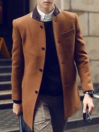 Wie dunkelblauen Pullover mit einem Rundhalsausschnitt mit rotbraunen Mantels zu kombinieren – 18 Herren Outfits: Erwägen Sie das Tragen von einem rotbraunen Mantel und einem dunkelblauen Pullover mit einem Rundhalsausschnitt, wenn Sie einen gepflegten und stylischen Look wollen.