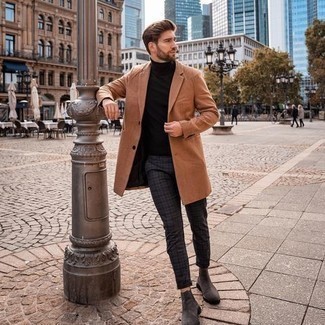 Dunkelbraunen Mantel kombinieren – 500+ Smart-Casual Herren Outfits: Kombinieren Sie einen dunkelbraunen Mantel mit einer dunkelgrauen Chinohose mit Schottenmuster für Ihren Bürojob. Fühlen Sie sich ideenreich? Entscheiden Sie sich für dunkelgrauen Chelsea Boots aus Wildleder.