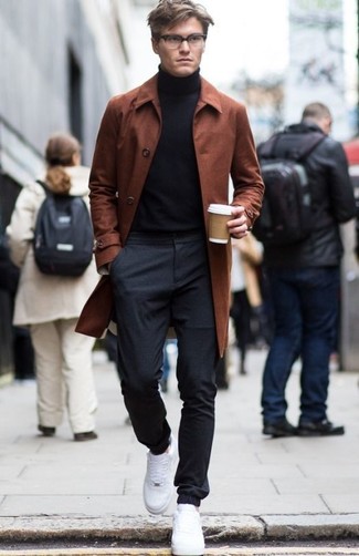 Braunen Mantel kombinieren – 121 Smart-Casual Herren Outfits warm Wetter: Kombinieren Sie einen braunen Mantel mit einer dunkelgrauen Jogginghose für ein bequemes Outfit, das außerdem gut zusammen passt. Wenn Sie nicht durch und durch formal auftreten möchten, komplettieren Sie Ihr Outfit mit weißen niedrigen Sneakers.