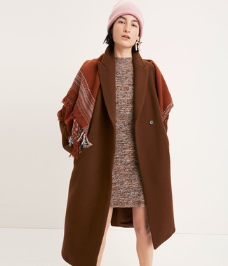 Dunkelbraunen Schal kombinieren – 87 Damen Outfits: Vereinigen Sie einen rotbraunen Mantel mit einem dunkelbraunen Schal, um sich selbstbewusst zu fühlen und stilvoll auszusehen.