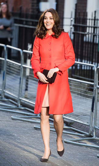 Kate Middleton trägt roter Mantel, rosa Etuikleid, schwarze Wildleder Pumps, schwarze Wildleder Clutch