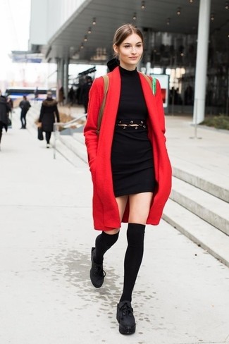 Schwarze Socken kombinieren – 244 Damen Outfits: Mit dieser Kombi aus einem roten Mantel und schwarzen Socken werden Sie die richtige Balance zwischen legerem Trend-Look und zeitgenössische Schick erreichen. Fühlen Sie sich mutig? Wählen Sie schwarzen klobigen Schnürstiefeletten aus Leder.