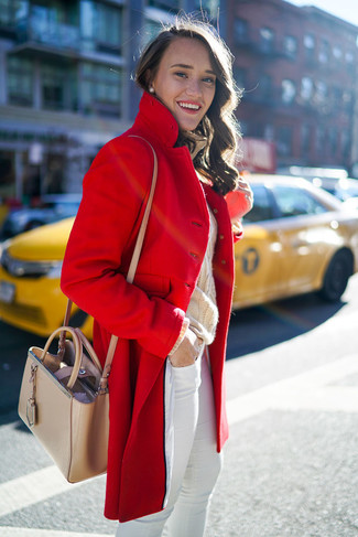 roter Mantel, hellbeige Strick Wollrollkragenpullover, weiße enge Jeans, hellbeige Leder Umhängetasche für Damen
