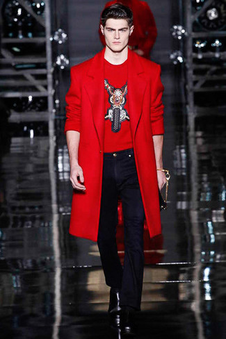 Roten Mantel kombinieren – 112 Herren Outfits: Tragen Sie einen roten Mantel und eine dunkelblaue Anzughose für eine klassischen und verfeinerte Silhouette. Suchen Sie nach leichtem Schuhwerk? Komplettieren Sie Ihr Outfit mit einer schwarzen Lederfreizeitstiefeln für den Tag.