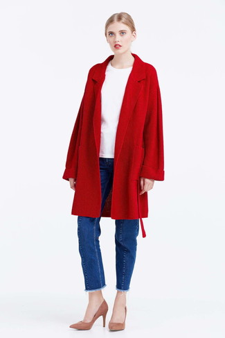 Smart-Casual kühl Wetter Outfits Damen 2024: Möchten Sie einen interessanten Alltags-Look schaffen, ist diese Paarung aus einem roten Strick Mantel und blauen Jeans ganz prima. Vervollständigen Sie Ihr Look mit rosa Wildleder Pumps.
