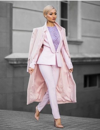 Fuchsia Sakko kombinieren – 94 Damen Outfits: Wenn Sie ein edles und gleichzeitig müheloses Outfit erzeugen möchten, kombinieren Sie ein fuchsia Sakko mit einer rosa Anzughose. Hellbeige Leder Pumps sind eine perfekte Wahl, um dieses Outfit zu vervollständigen.