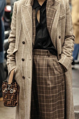 Braune bedruckte Leder Beuteltasche kombinieren – 1 Damen Outfits: Probieren Sie die Paarung aus einem hellbeige vertikal gestreiften Mantel und einer braunen bedruckten Leder Beuteltasche - mehr brauchen Sie nicht, um einen perfekten super lässigen City-Look zu erzeugen.